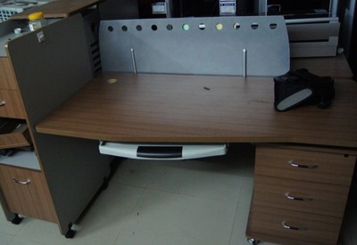 九成新阔尔登办公桌转让 品质办公，价格可议